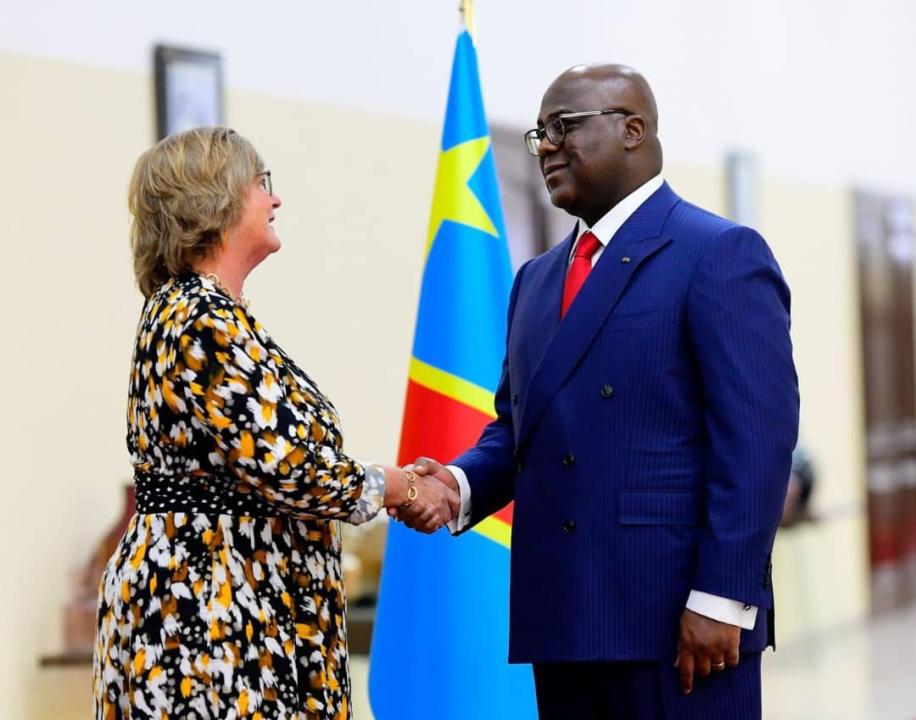 Le Président de la République, Félix Tshisekedi et une diplomate au cours de la cérémonie d'échanges des vœux