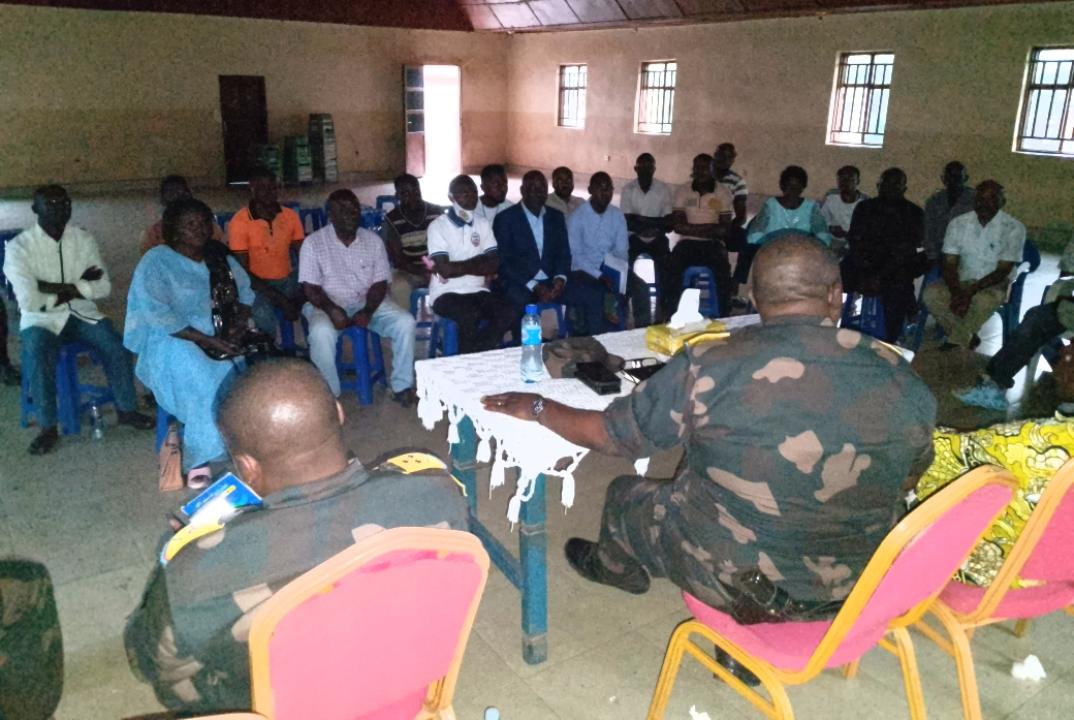 Cadre d'échange entre militaires Congolais et Ougandais ainsi que la société civile de Kyavinyonge sur la question de violation des limites maritimes sur le Lac Édouard.