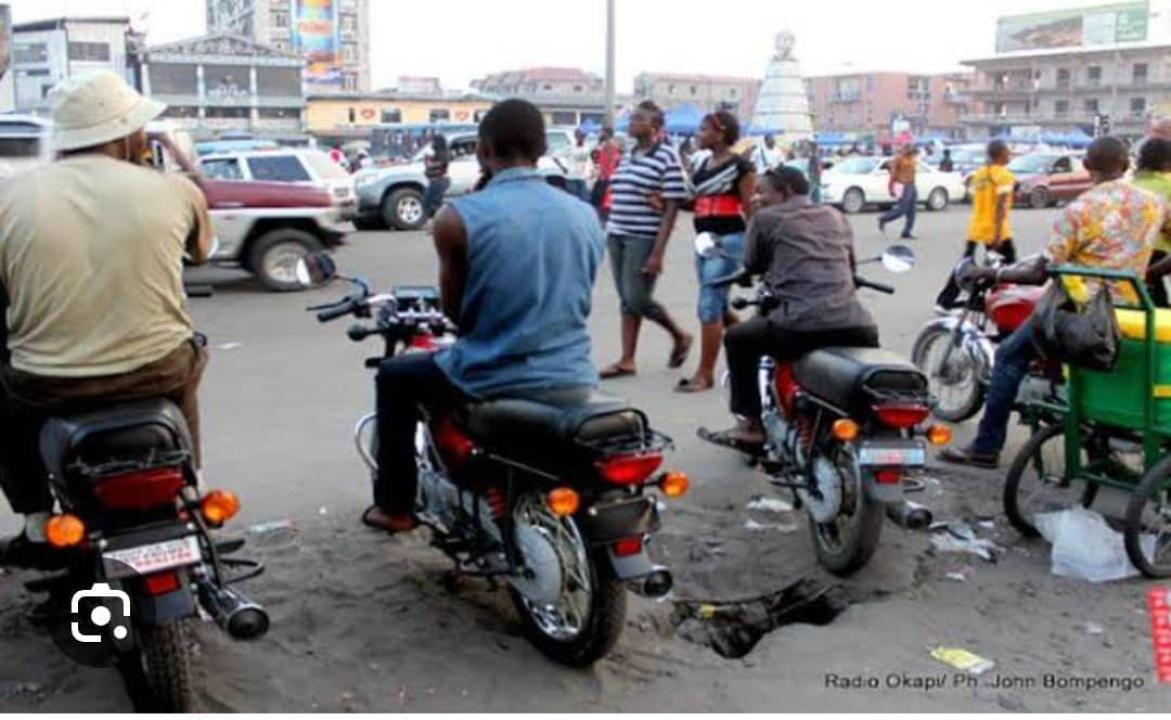 Les motos taximen, communément appelés wewas, stationnés dans un carrefour à Kinshasa