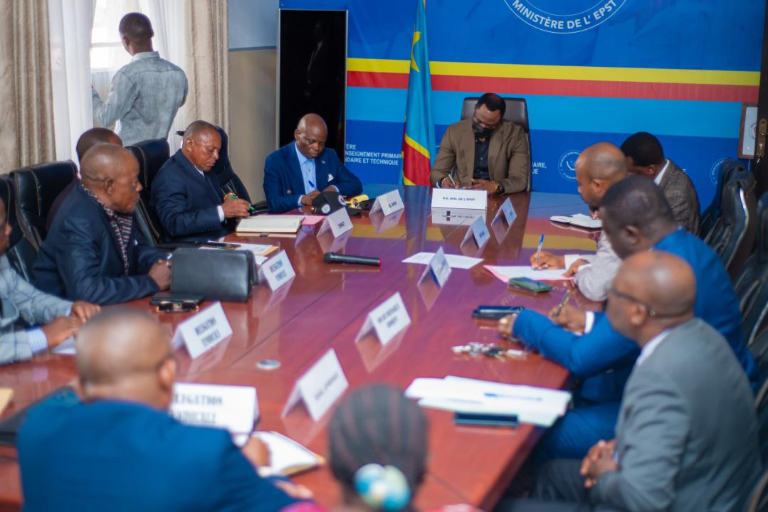 Le ministre Tony Mwaba entouré des membres de l'intersyndicale de l'EPST
