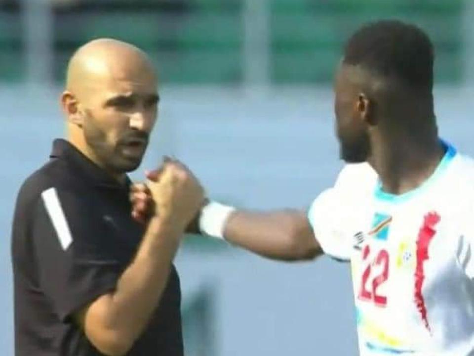 Les accolades chaudes entre le coach marocain et le joueur congolais Chancel Mbemba