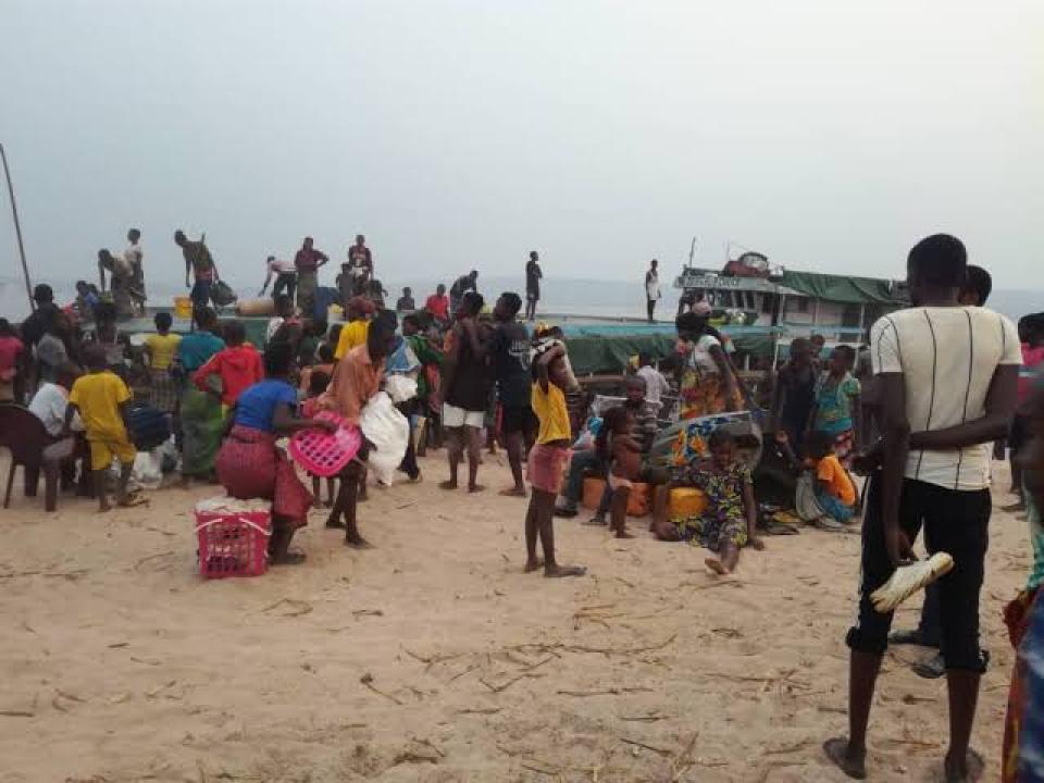 Des déplacés du village Masiakwa dans le territoire de Kwamouth qui ont passé nuit à la plage en face de Bolobo. [Photo d'illustration]