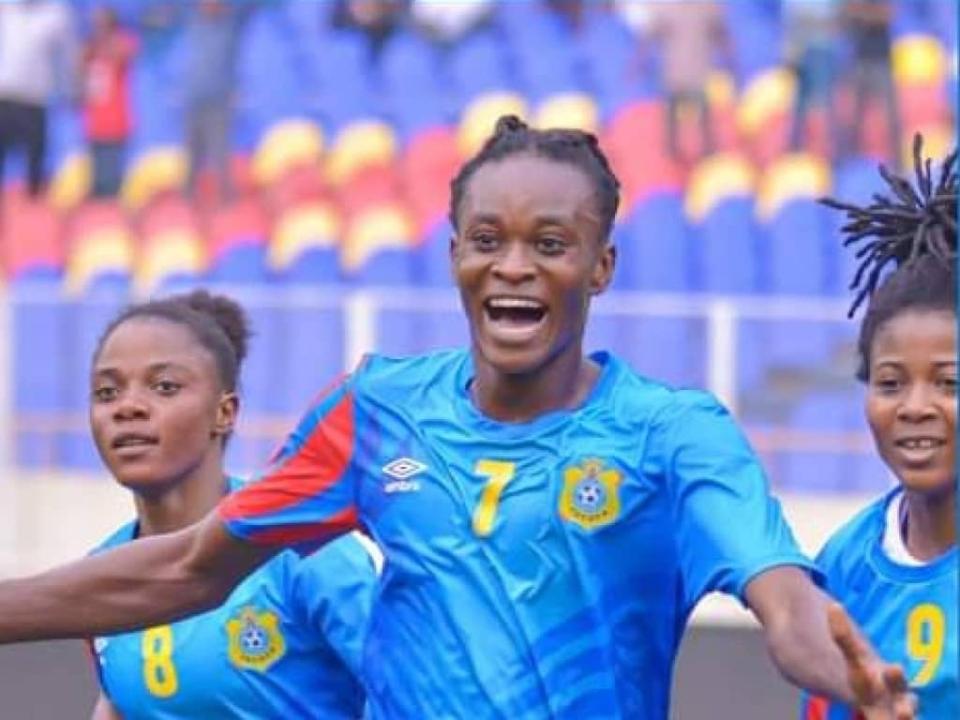 Naomie Kaba-Kaba en pleine célébration d'un but avec ses coéquipières sous les couleurs de la RDC. [Photo d'illustration]