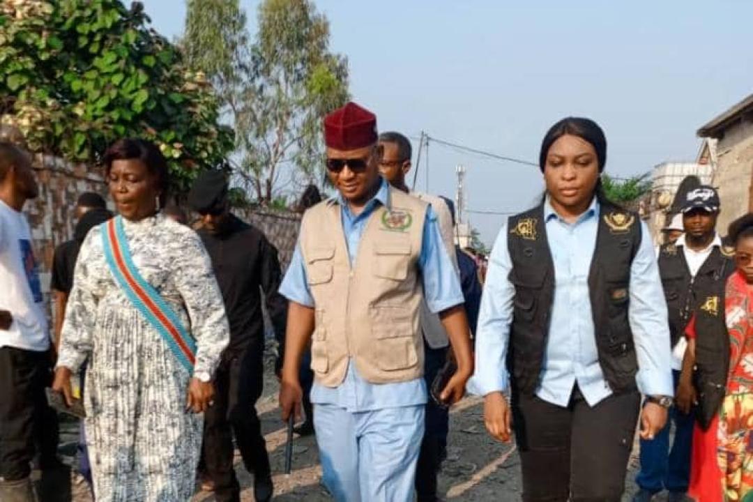 La vice-présidente de la CNDH, Joëlle Mbamba, en gilet, accompagnée de la Bourgmestres de Limete Nathalie Alamba Feza, et de Me Billy Cléophas Maluwa, Président de la Fondation Maluwa