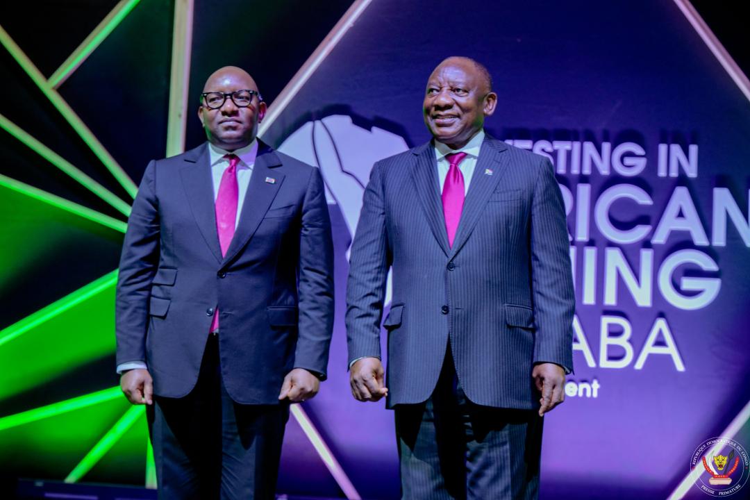 De gauche à droite, Le premier ministre congolais Sama Lukonde et Cyril Ramaphoza, chef de l'État Sud-africain, lors de la cérémonie d'ouverture d'Indaba Muning Édition 2024.