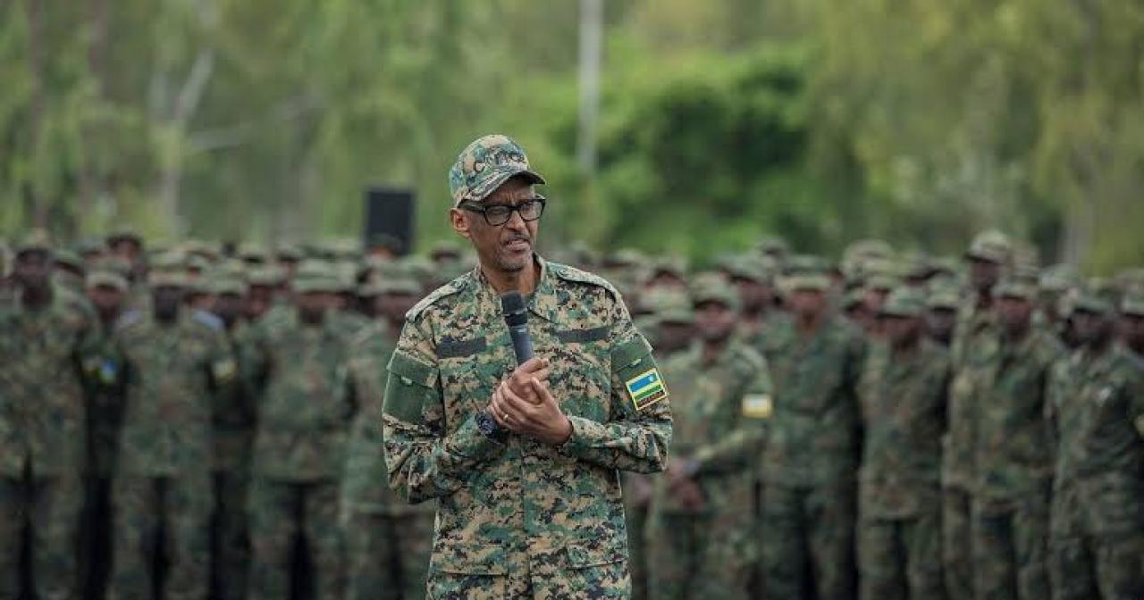 Le Président rwandais Paul Kagame en tenue militaire en train de diriger une parade militaire [Photo d'illustration]