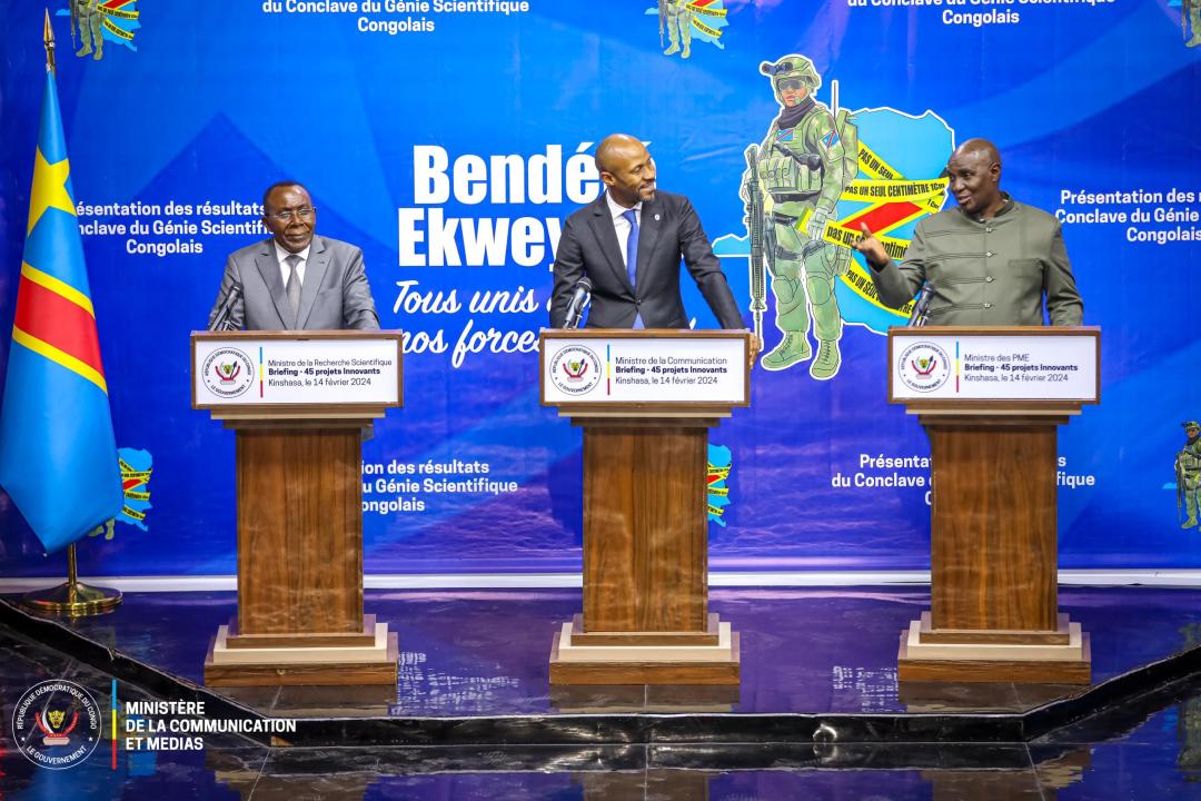 De gauche à droite, Gilbert Tshibanda, ministre de la Recherche scientifique et Innovation, Patrick Muyaya, ministre de la Communication et Médias, et Désiré M'zinga, ministre de l'Entrepreneuriat et des Petites et Moyennes Entreprises