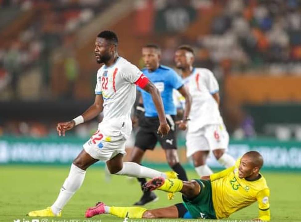 Chancel Mbemba en duel avec un joueur sud-africain lors de la petite finale de la CAN Côte d'Ivoire 2023. [Photo d'illustration]