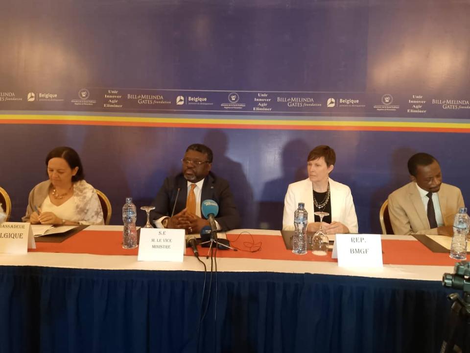Le vice-ministre de la Santé,  Hygiène et Prévention Serge Olene,  entouré des parties prenantes à la lutte contre la Trypanosomiase Humaine Africaine-