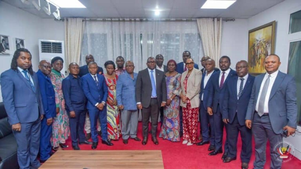 Le Premier Ministre Sama Lukonde entouré de quelques membres du gouvernement et la délégation du caucus des élus du Nord-Kivu, mardi 27 février.