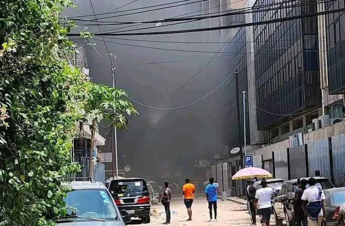 Des pneus brûlés devant le QG de la Monusco