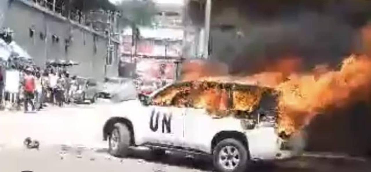 Une jeep de la Monusco brûlée pendant par les manifestants samedi 10 février à Kinshasa