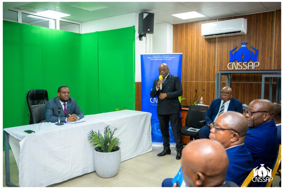 Junior Mata, Directeur Général de la CNSSAP, face aux membres de l'intersyndicale nationale d'administration publique.