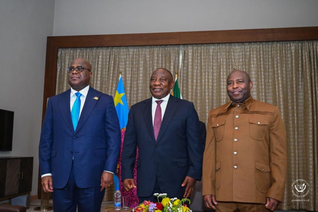 De gauche à droite, le président congolais Félix Tshisekedi, le président sud-africain Cyril Ramaphosa et Evariste Ndayishimiye, président burundais