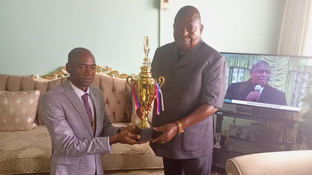 L'artiste visuel Lohanga Jospin pose avec Sa Divinité Papa Simon Kimbangu