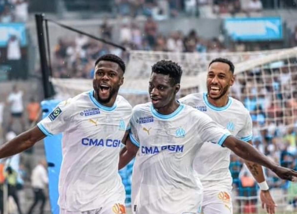 Chancel Mbemba en pleine célébration d'un but avec Ismaila Sarr et Pierre-Emerick Aubameyang. [Photo d'illustration]