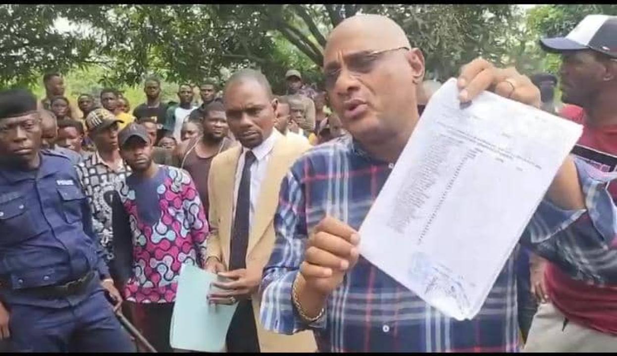 Le Vice-gouverneur Gerard Mulumba brandit un document attestant l'appartenance de cet espace à l'État congolais