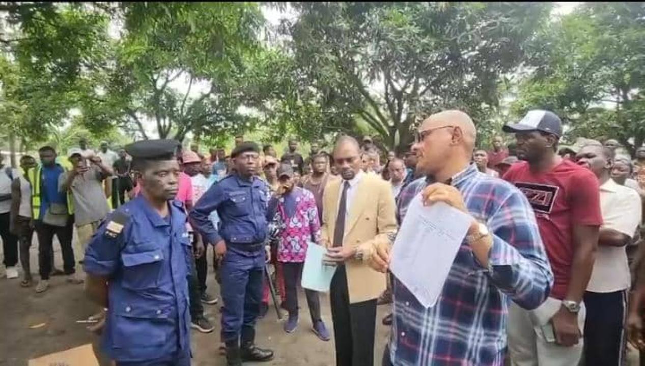 Le Vice-gouverneur Gerard Mulumba brandit un document attestant l'appartenance de cet espace à l'État congolais