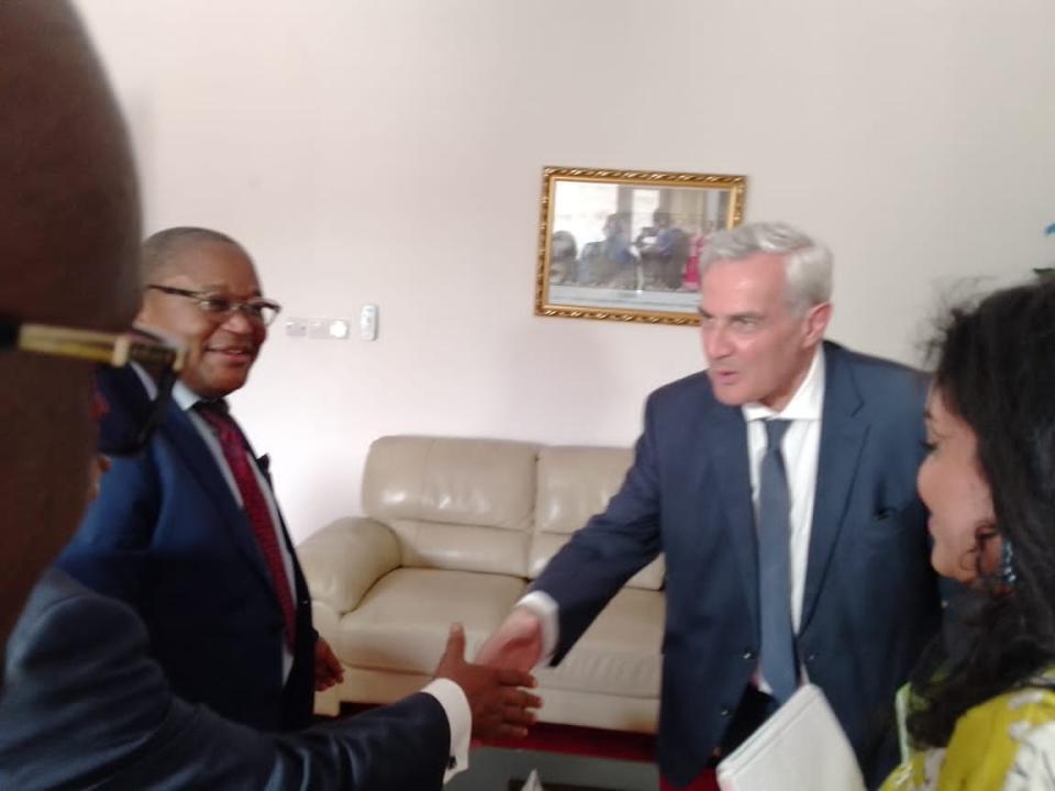 Président de la CNDH-RDC, Paul Nsapu, et Secrétaire Gabriel d'ambassade des États-Unis d'Amérique, au milieu