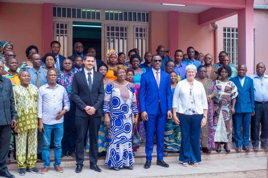 Le ministre de l'EPST Tony Mwaba entouré des inspecteurs de l'école primaire et secondaire et les partenaires techniques du ministère.