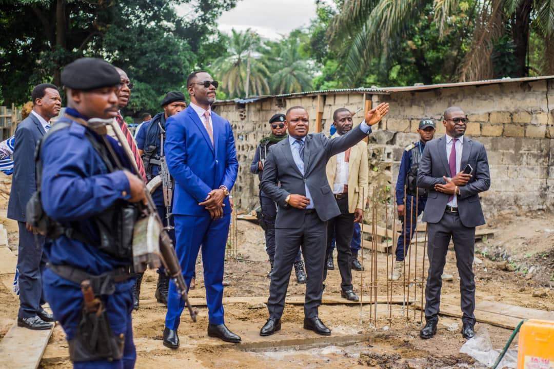 Le ministre de l'EPST Tony Mwaba et Papy Mangobe, Directeur Général de la Dinacope, en visite au chantier du nouveau bâtiment de la Dinacope.