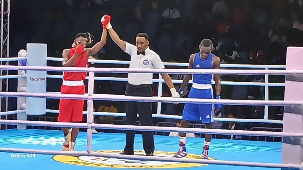 Le pugiliste rd-congolais, Kolongo Bakora (en rouge), remportant la victoire sur l'équato-guinéen, Luis Mario.