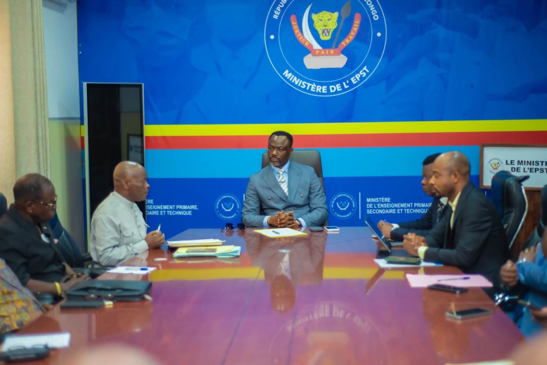 Le ministre de l'EPST Tony Mwaba entouré des inspecteurs et membres de son cabinet.