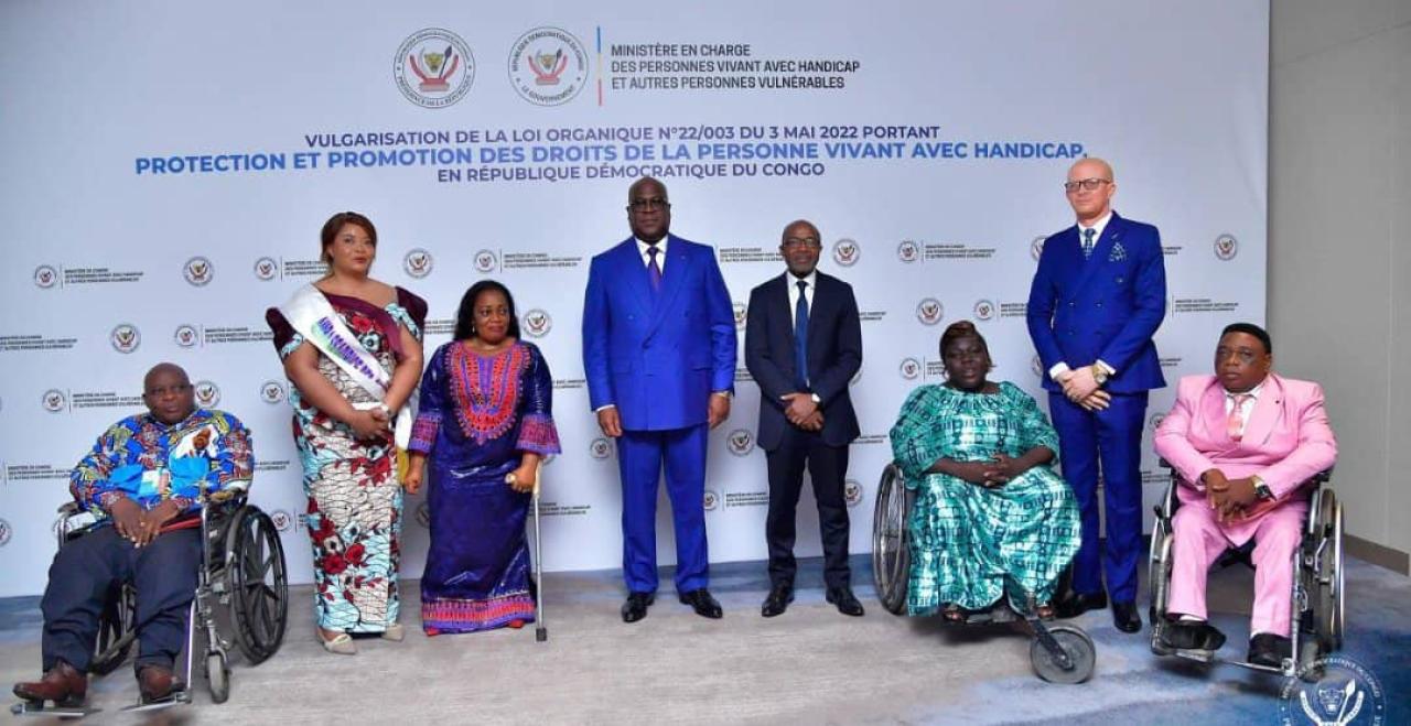 Le Président de la République, Félix Antoine Tshisekedi Tshilombo, et la ministre déléguée en charge des PVH-APV, Irène Essambo Diata, lors de la vulgarisation de la Loi des PVH.
