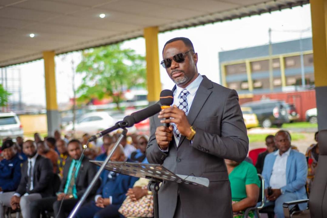 Le ministre de l'EPST Tony Mwaba remet les clefs de l'école primaire Matonge au cours d'une cérémonie.