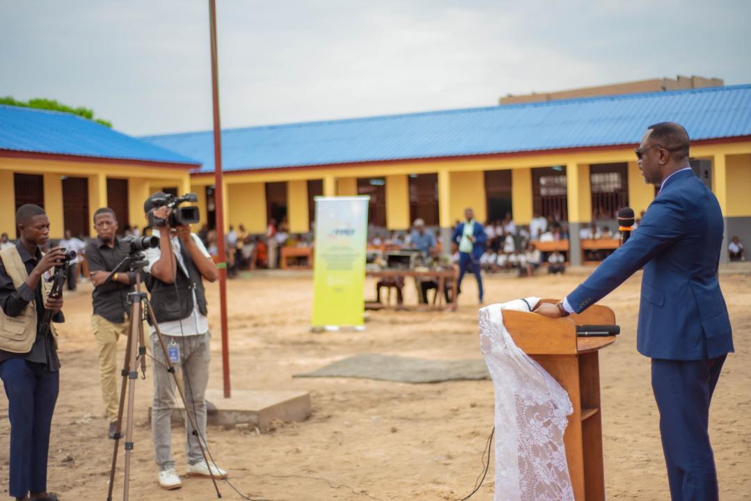 Le ministre de l'EPST Tony Mwaba tient le discours le jour de l'inauguration de l'E.P 1 et 2 Lemba