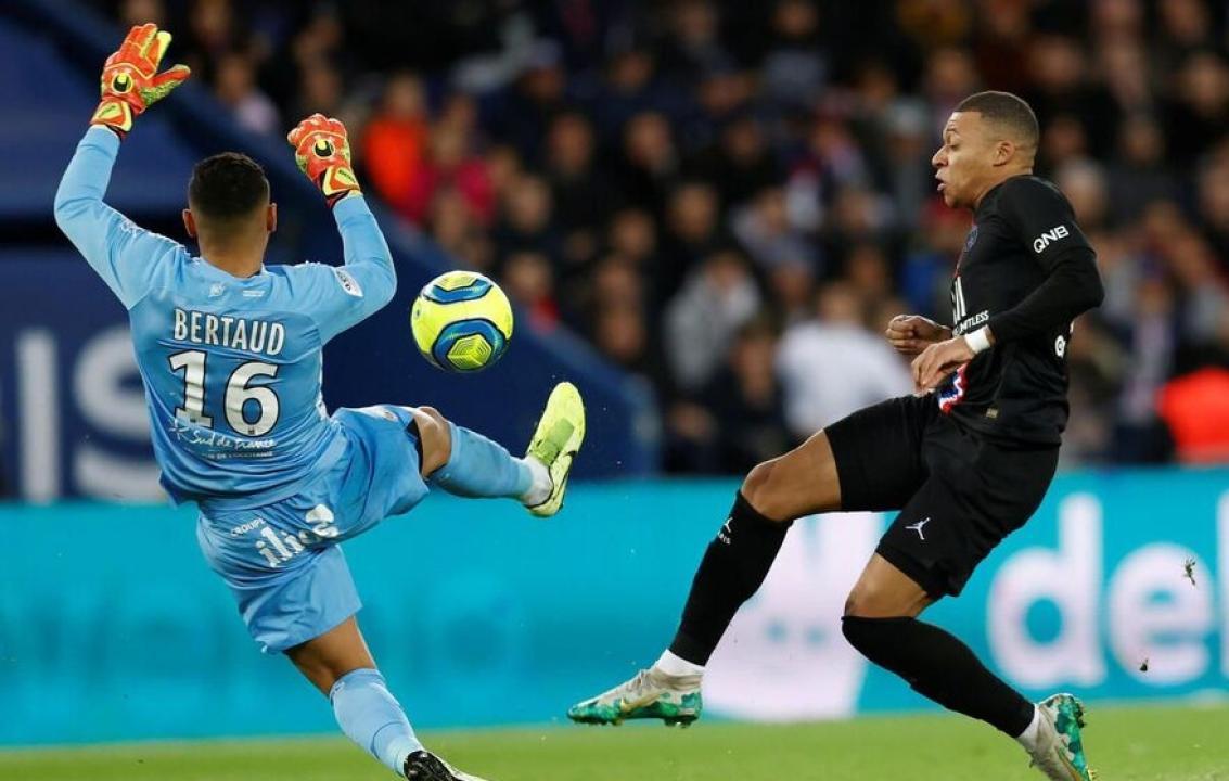 Dimitry Bertaud en duel avec Kyllian Mbappe lors de la rencontre PSG-Montpellier. [Photo d'illustration]
