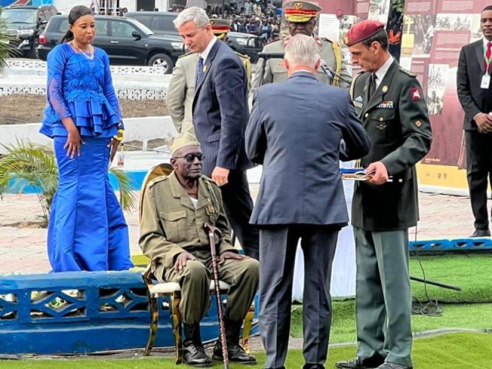 Le caporal congolais Albert Kunyuku (assis), acteur principal du film "La dette du sang"