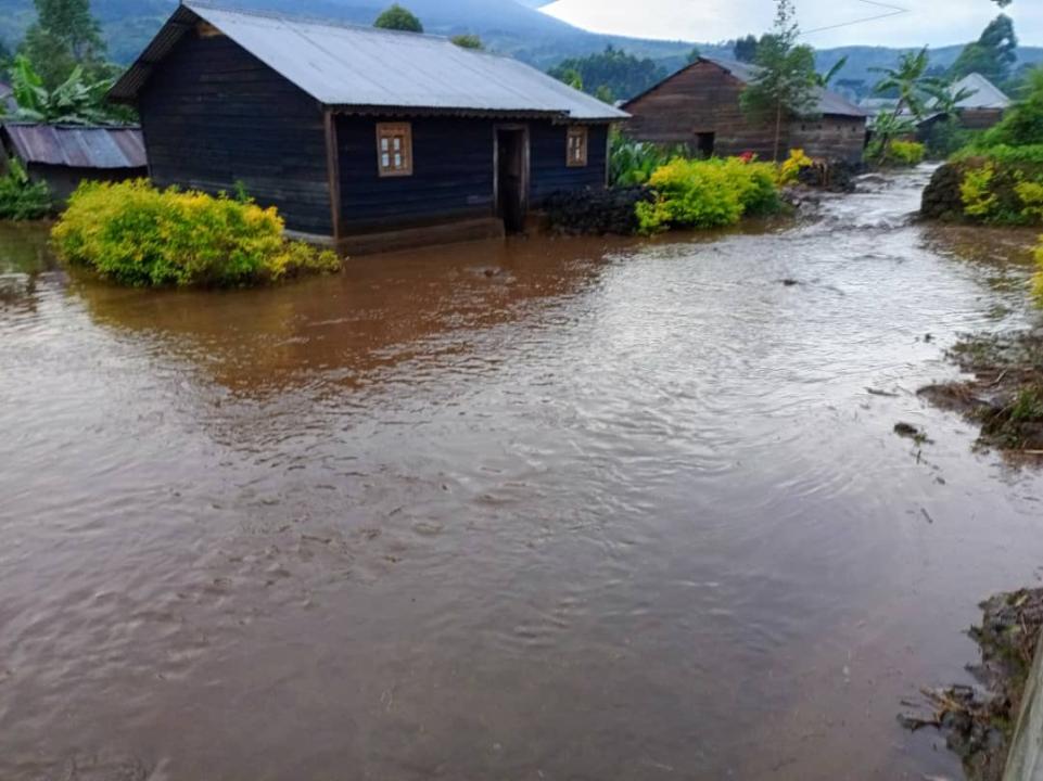 Des maisons envahies par les eaux diluviennes provenant du volcan éteint Mikeno à Rugari