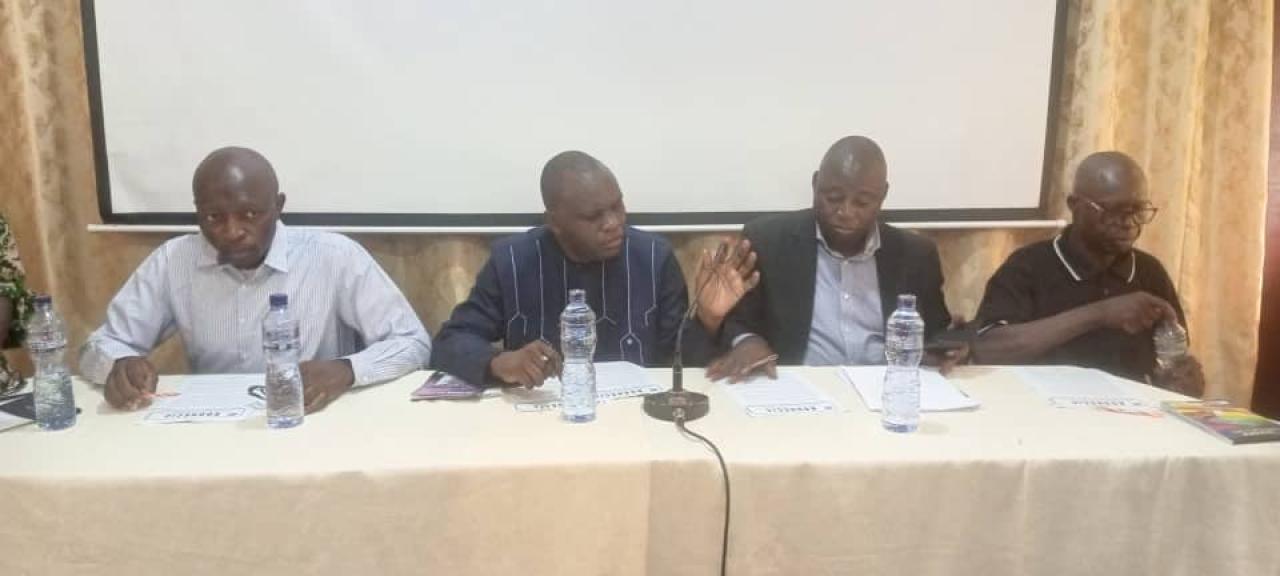 Paul Kabeya Mukenge, secrétaire exécutif permenent du RODHECIC , entouré par les cadres de cette organisation lors d'une conférence de presse tenue à Kinshasa.