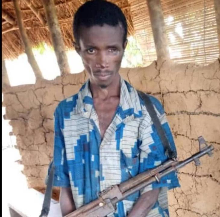 Kasereka Kabuse muni de son arme à feu un terroriste MTM/ISCAP arrêté par les FARDC, ce mercredi 27 mars 2024 près d'Oicha
