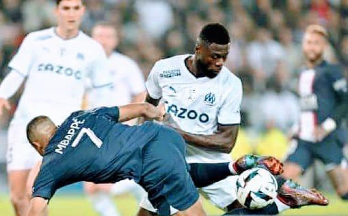 Chancel Mbemba en duel avec l'attaquant du PSG Kyllian Mbappe. [Photo d'illustration]