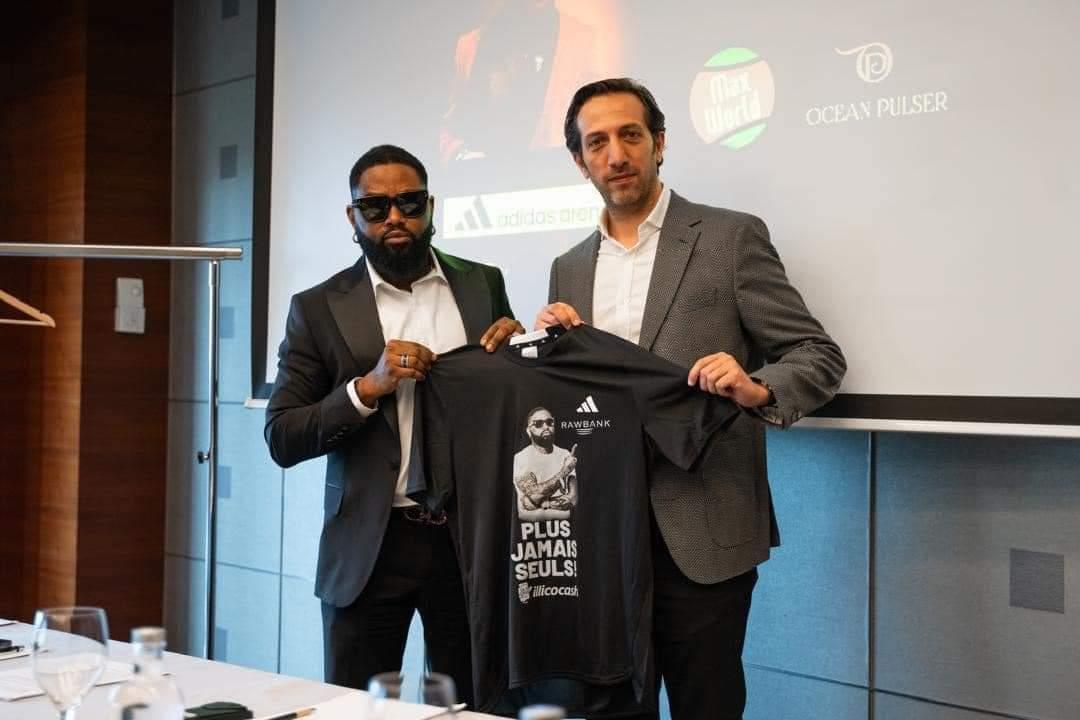 L'artiste musicien congolais Ferré Gola et le représentant Afrique de la marque Adidas