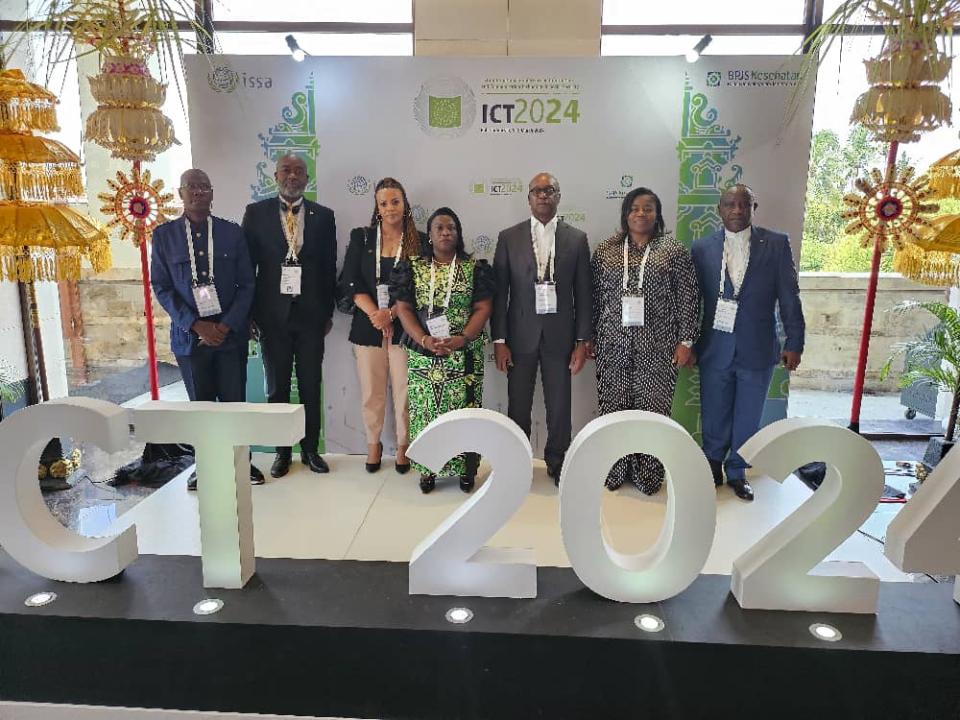 Le DG de la CNSS Charles Mudiay avec quelques cadres de la CNSS à l'ICT 2024, en Indonésie