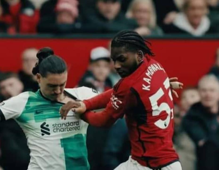 Willy Kambwala en duel avec Darwin Nunez. [Photo d'illustration]