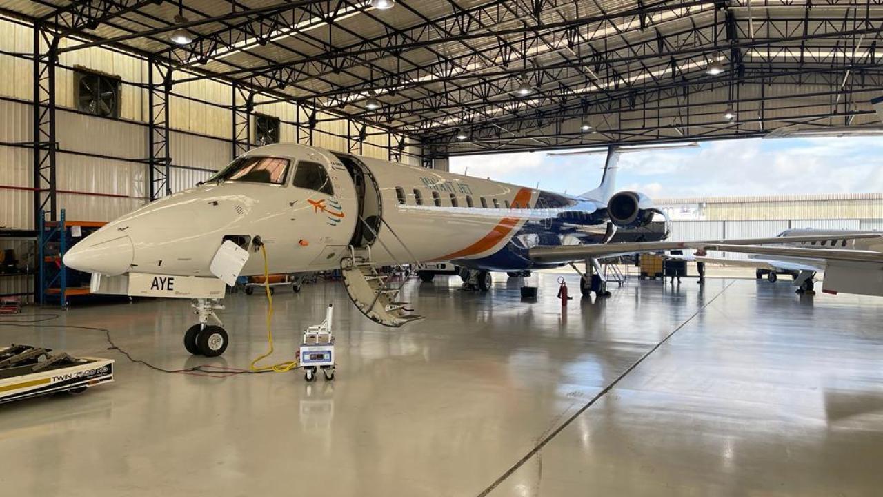 Un des avions de Mwant Jet placé au parking.