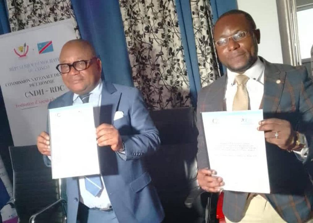 Le Président de la CNDH, Paul Nsapu et le Directeur exécutif de l'IYAFP-RDC, Braddy Bilala, brandissent le document relatif au partenariat qui le lie dorénavant.