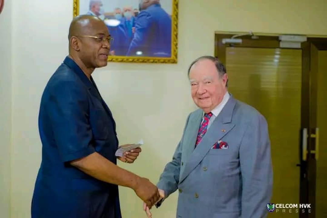 Poignée de main entre le Gouverneur de la Ville de Kinshasa, Ngobila et Georges Forest, President du groupe Forest