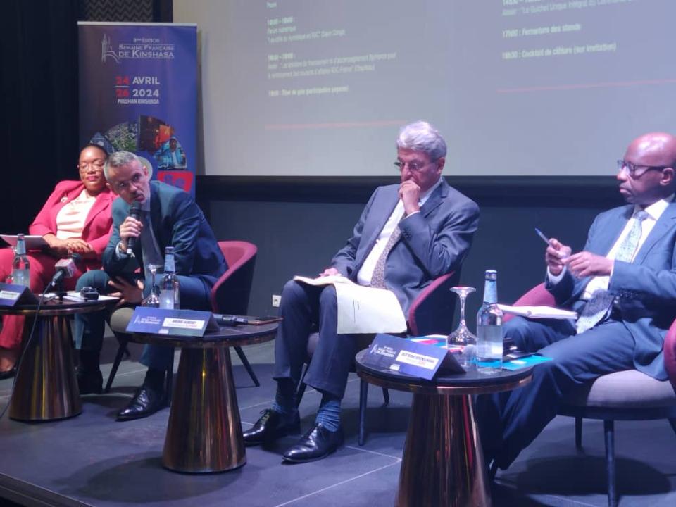 Bruno Aubert, ambassadeur de la France en RDC, entouré du Président de la CCIFC-, Bertrand Bisengimana, et de la conseillère Francine Mbuyi Kabongo