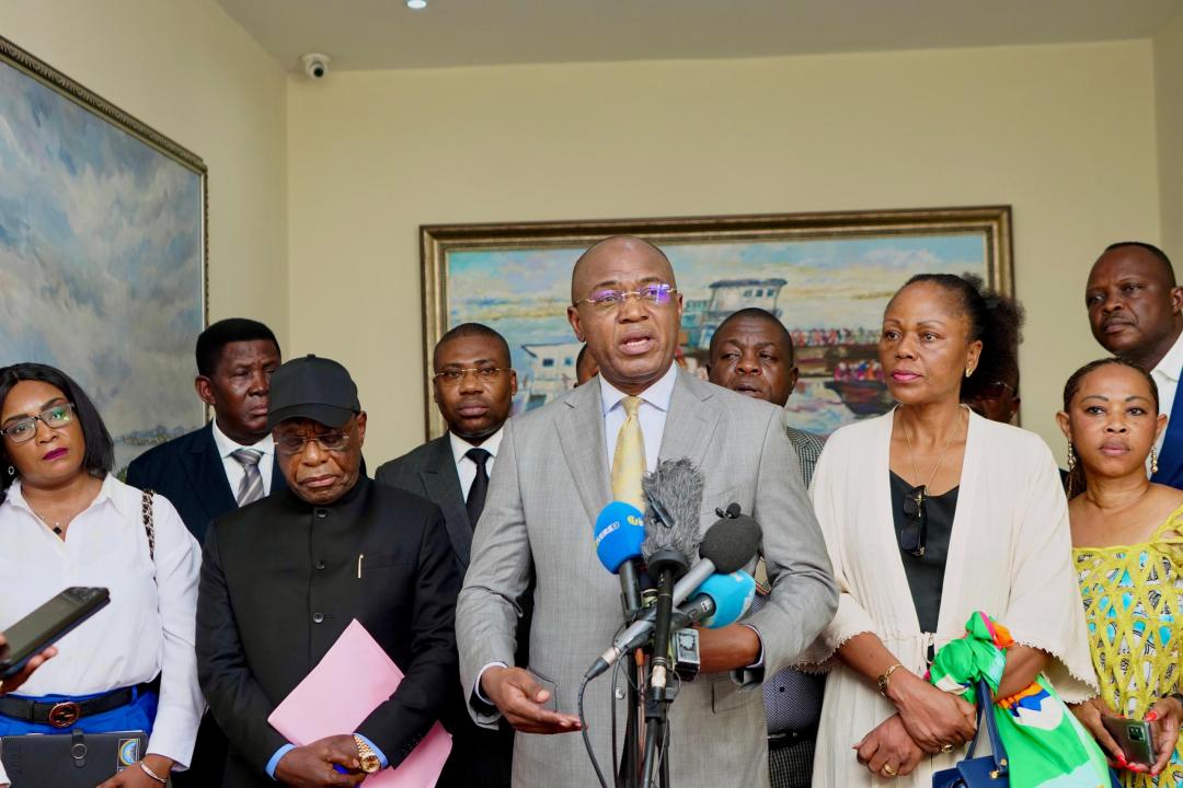 Gentiny Ngobila entouré de quelques membres de l'ACP -A après l'audience avec la Première ministre, mardi 16 avril