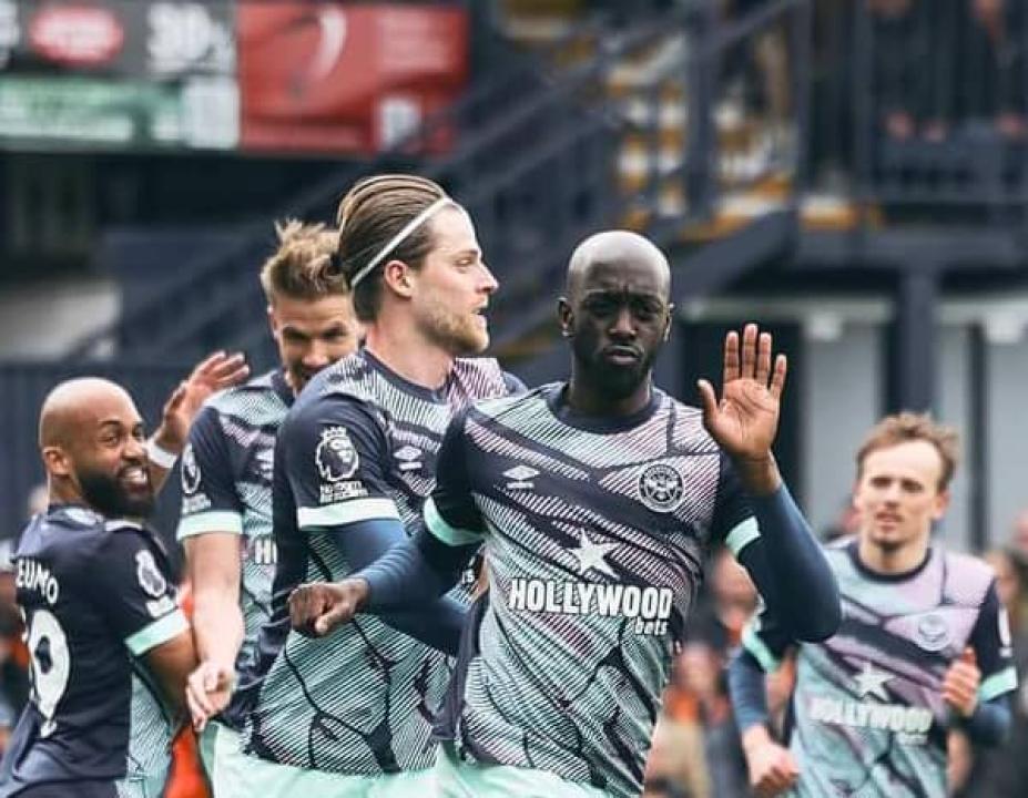 Yoane Wissa en pleine célébration d'un but avec ses coéquipiers de Brentford.