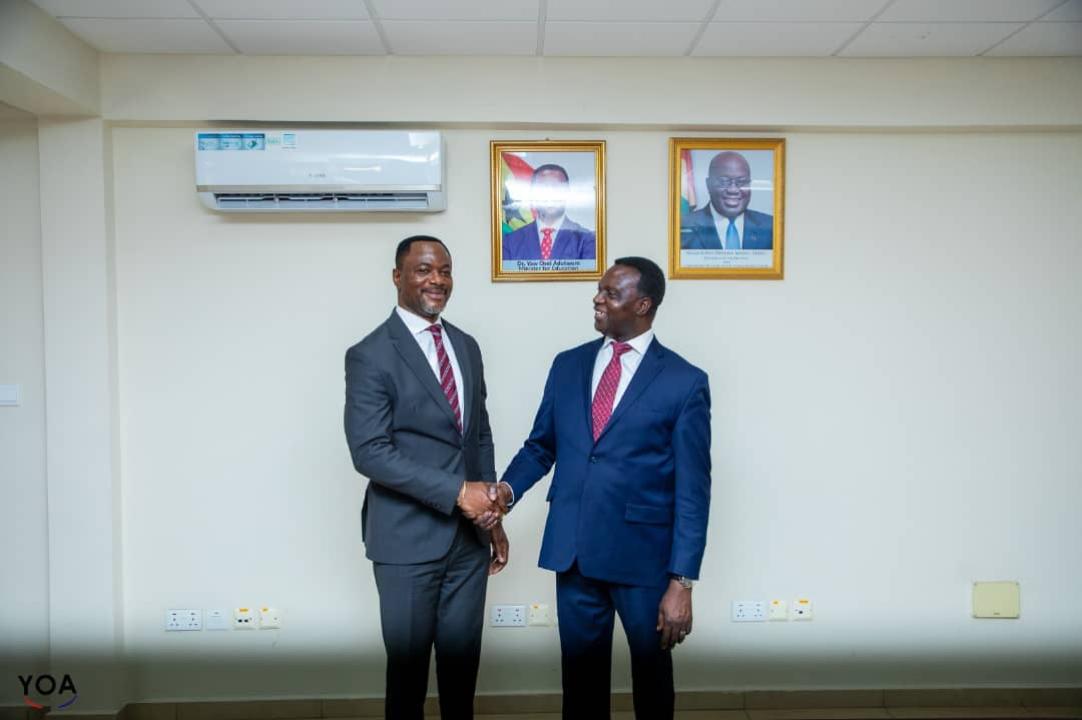 Les accolades du ministre congolais de l'EPST Tony Mwaba et de son homologue ghanéen, Yaw Osei Adutwun.