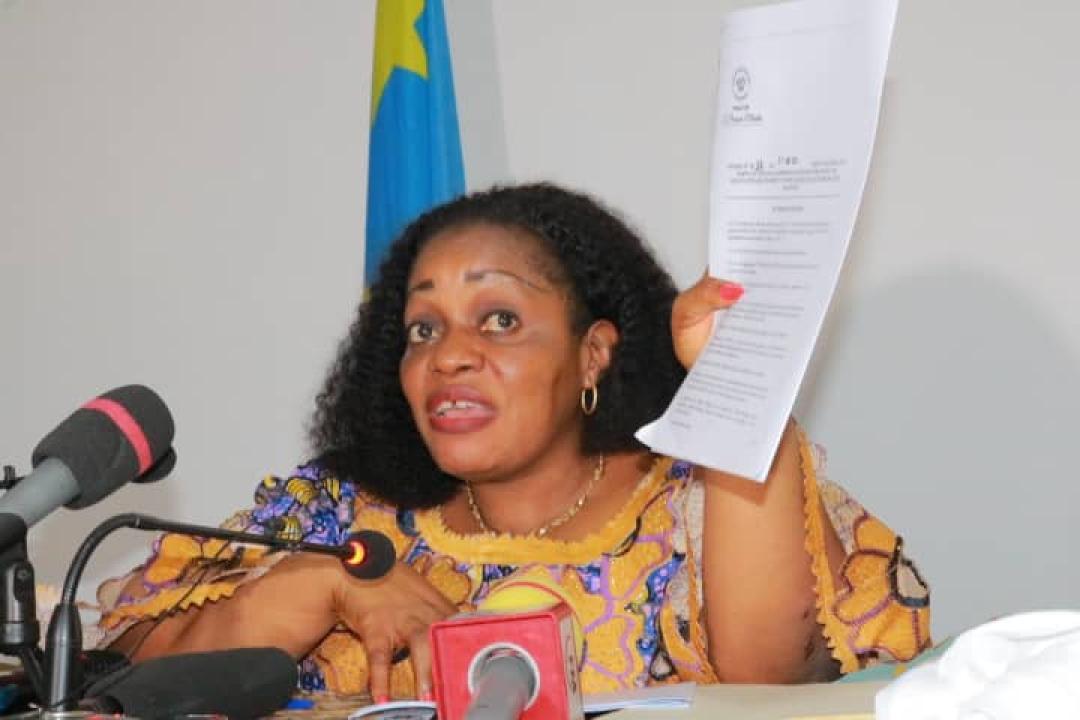 La ministre des personnes vivant avec handicap, Me Irène Esambo, brandissant le nouveau décret du Premier ministre portant sur le fonds des personnes vivant avec handicap.