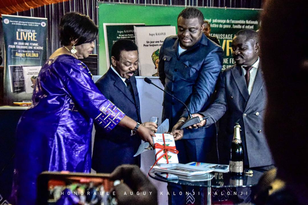 Le député national Auguy Kalonji assiste au baptême de son ouvrage «Un jour une femme, pour toujours une héroïne» entouré du Président de l'Assemblée nationale, Mboso Nkodia, le du genre et famille et enfants et son collègue de l'ESU sont aux extrémités.