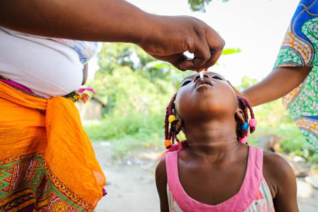 Un enfant recevant le vaccin contre la poliomyélite [photo d'illustration]
