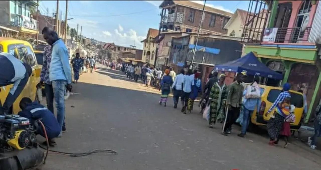 La population de Bukavu en mode Marathon pour se rendre au travail, suite à une grève de trois jours sans transport en commun.